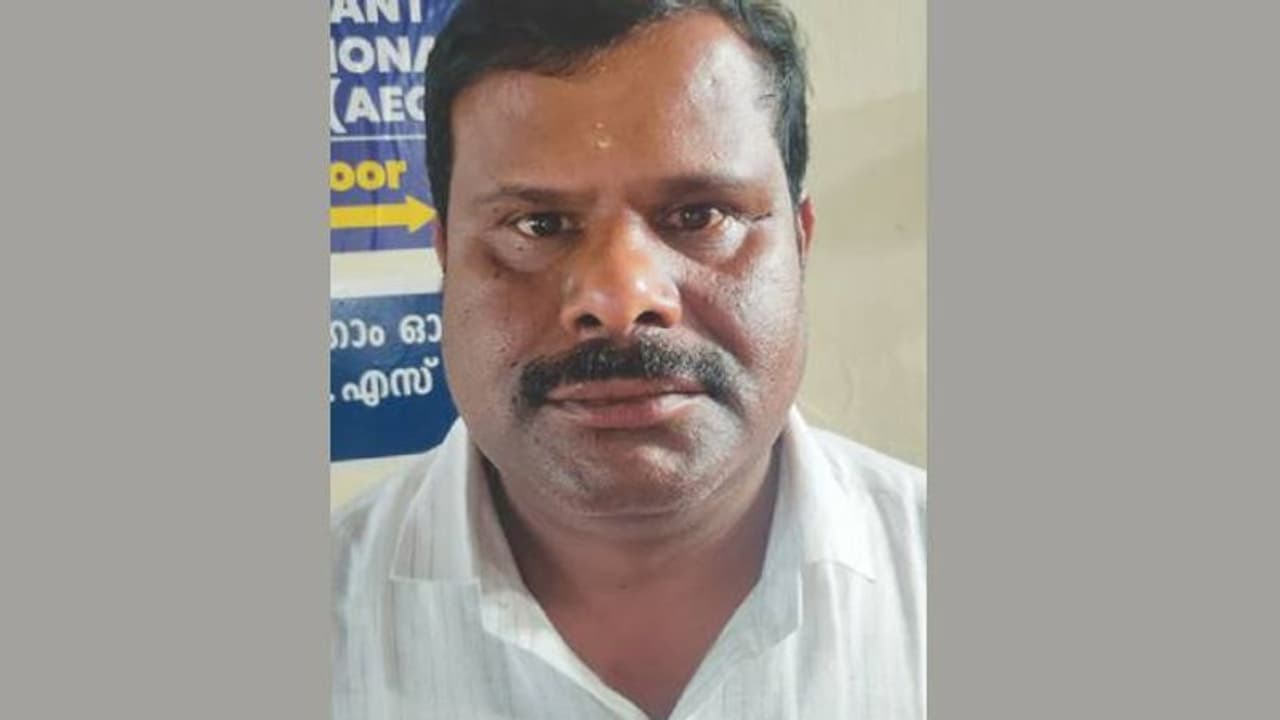 സ്ഫോടക വസ്തു കോഴിക്കാഷ്ടത്തിനൊപ്പം മലപ്പുറത്തേക്ക് കടത്തി; മുഖ്യപ്രതി പിടിയിൽ സ്ഫോടക വസ്തു കോഴിക്കാഷ്ടത്തിനൊപ്പം മലപ്പുറത്തേക്ക് കടത്തി; മുഖ്യപ്രതി പിടിയിൽ