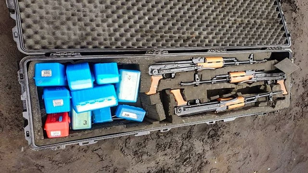 महाराष्ट्र: समुद्र में बहते नाव से मिला हथियारों का जखीरा, तीन AK 47 राइफल बरामद