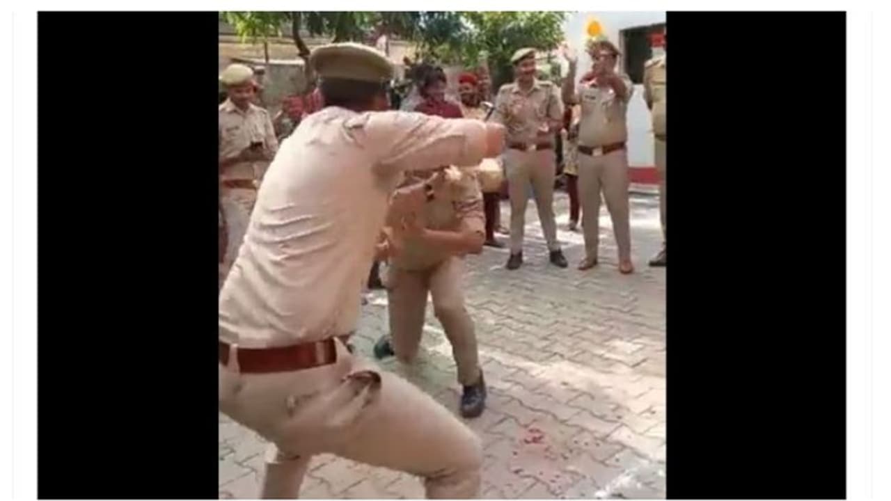 സ്വാതന്ത്രദിനാഘോഷത്തിനിടെ യൂണിഫോമില് നാഗനൃത്തം, പൊലീസ് ഉദ്യോഗസ്ഥരെ സ്ഥലം മാറ്റി സ്വാതന്ത്രദിനാഘോഷത്തിനിടെ യൂണിഫോമില് നാഗനൃത്തം, പൊലീസ് ഉദ്യോഗസ്ഥരെ സ്ഥലം മാറ്റി