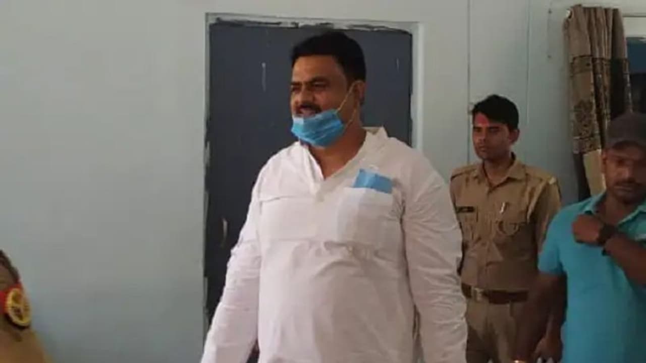 गोरखपुर पुलिस ने श्रीप्रकाश शुक्ल के साथी पूर्व विधायक राजन तिवारी को किया गिरफ्तार, नेपाल भागने की थी तैयारी