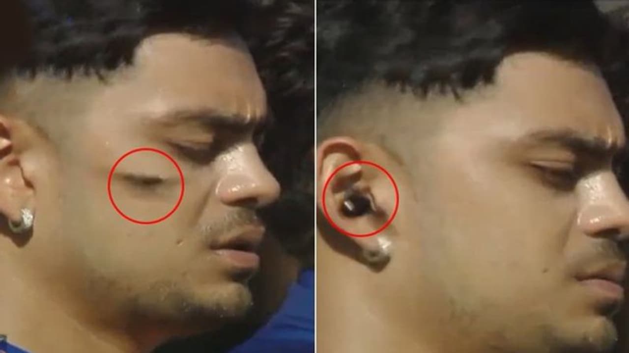 ఇషాన్ కిషన్‌ని ఇరకాటంలో పడేసిన తుమ్మెద... శ్రద్ధగా జాతీయ గీతం పాడుతుంటే...