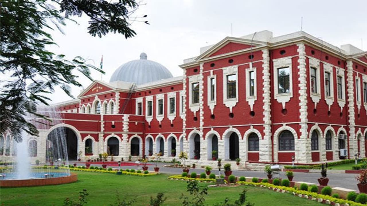 झारखंड हाईकोर्ट का बड़ा आदेशः अनुकंपा नियुक्ति के लिए लिंग के आधार पर भेदभाव गलत, शादीशुदा महिला भी हकदार झारखंड हाईकोर्ट का बड़ा आदेशः अनुकंपा नियुक्ति के लिए लिंग के आधार पर भेदभाव गलत, शादीशुदा महिला भी हकदार