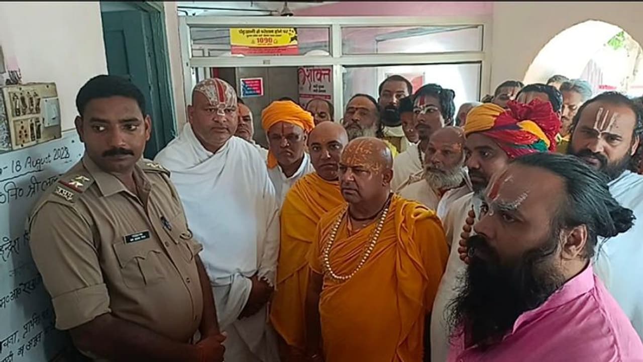 अयोध्या के मंदिर में धमाका, कब्जेदारी के शक में मठाधीशों ने 5 घंटे कोतवाली में डाला डेरा, मुकदमा दर्ज