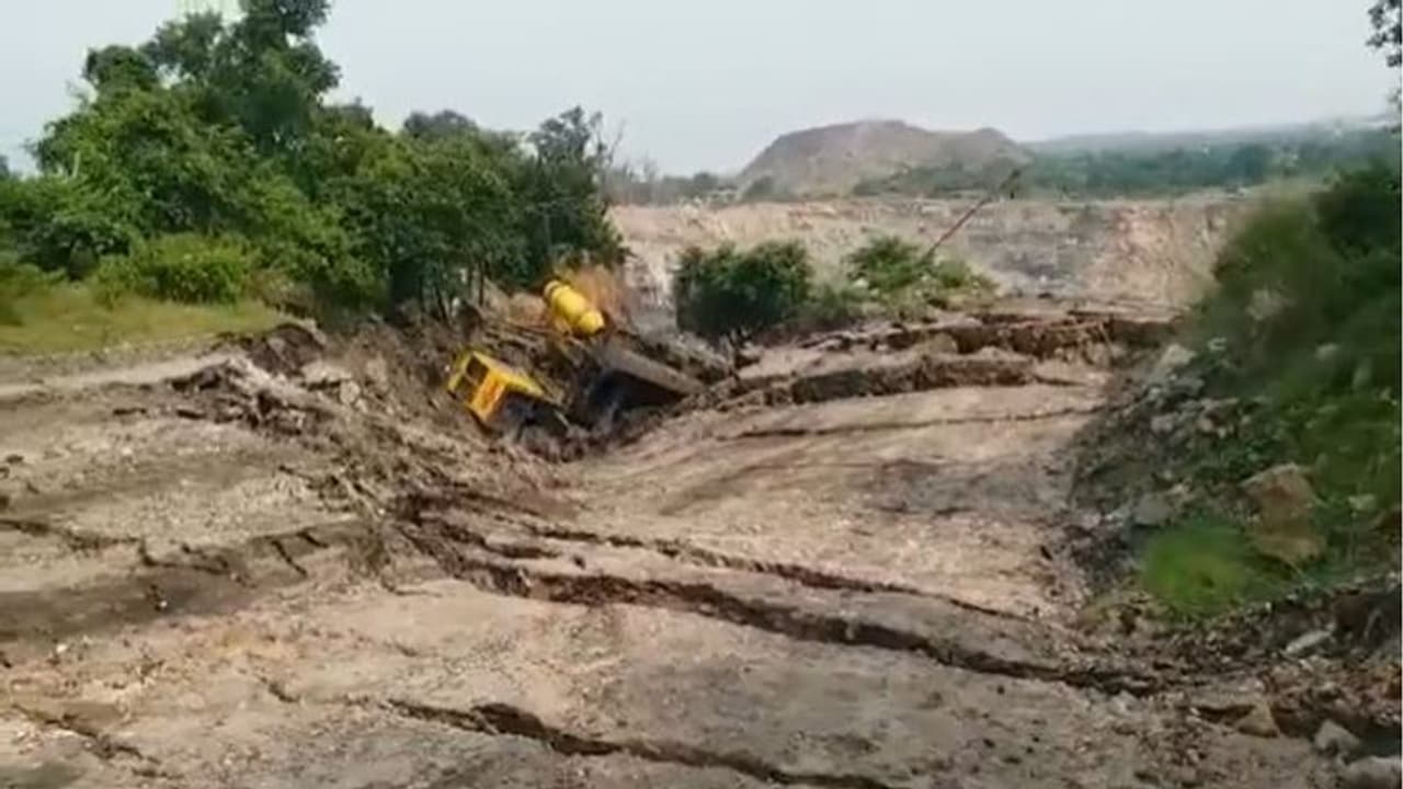 धनबाद के निरसा में फिर हुआ भू धंसान, जमीन में समाई ड्रील मशीन, कई बिजली के पोल गिरे, दहशत में लोग धनबाद के निरसा में फिर हुआ भू धंसान, जमीन में समाई ड्रील मशीन, कई बिजली के पोल गिरे, दहशत में लोग