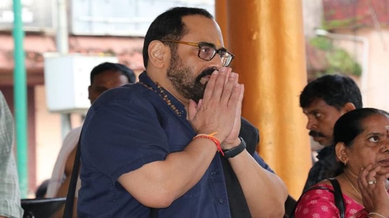 केंद्रीय मंत्री राजीव चंद्रशेखर ने की सबरीमाला मंदिर में पूजा, पहाड़ी चढ़ने में लगे 1 घंटा 30 मिनट केंद्रीय मंत्री राजीव चंद्रशेखर ने की सबरीमाला मंदिर में पूजा, पहाड़ी चढ़ने में लगे 1 घंटा 30 मिनट