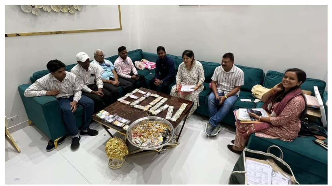 അഞ്ച് വീടുകൾ, നീന്തൽക്കുളം, മിനി ബാർ, ജക്കൂസി, ഹോം തിയറ്റർ...; ആർടിഒ ഉദ്യോഗസ്ഥന്റെ സ്വത്തിൽ ഞെട്ടി അധികൃതർ അഞ്ച് വീടുകൾ, നീന്തൽക്കുളം, മിനി ബാർ, ജക്കൂസി, ഹോം തിയറ്റർ...; ആർടിഒ ഉദ്യോഗസ്ഥന്റെ സ്വത്തിൽ ഞെട്ടി അധികൃതർ