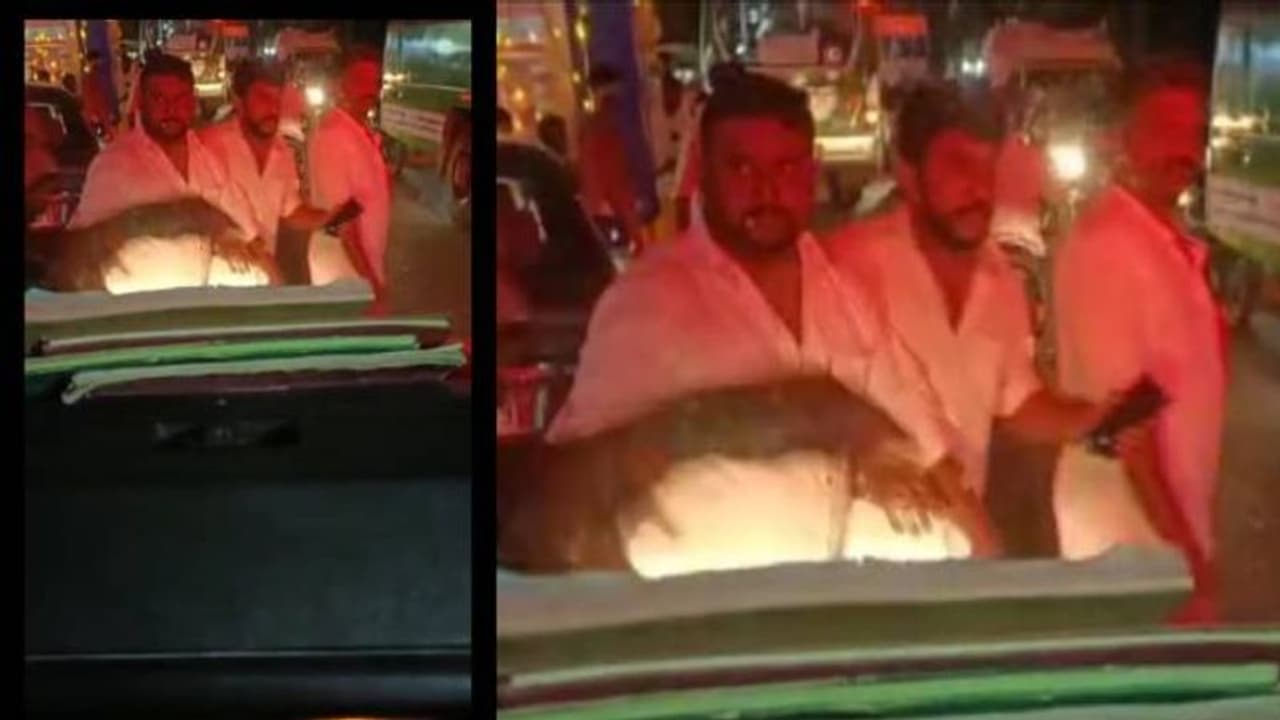 ശ്രീകൃഷ്ണ ജയന്തി ഘോഷയാത്രയ്ക്കിടെ ആംബുലൻസ് തടഞ്ഞ് നിറുത്തി ജീവനക്കാരെ മര്‍ദ്ദിച്ചെന്ന് പരാതി