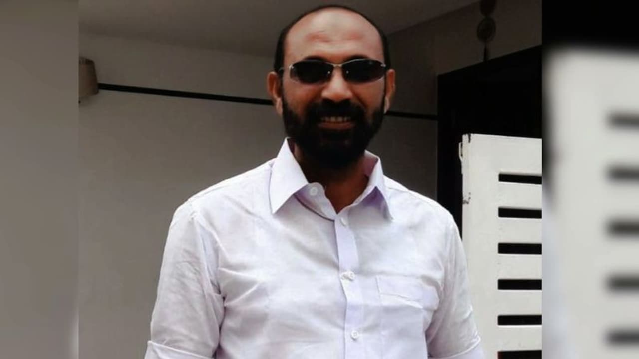 മകന് നേരെ സ്വകാര്യ ബസ് ജീവനക്കാരന് കത്തി വീശി, അച്ഛന് കുഴഞ്ഞ് വീണു മരിച്ചു മകന് നേരെ സ്വകാര്യ ബസ് ജീവനക്കാരന് കത്തി വീശി, അച്ഛന് കുഴഞ്ഞ് വീണു മരിച്ചു