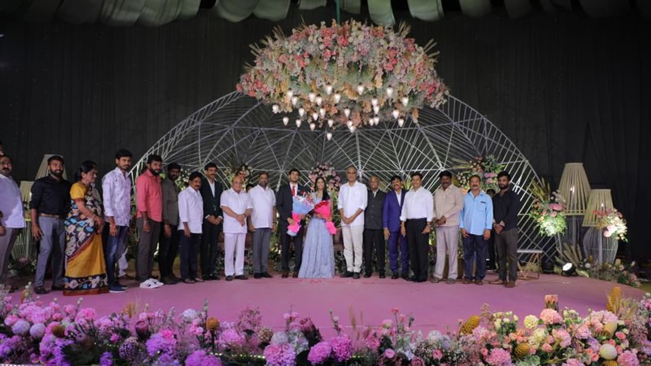 Ponguleti : ரூ.250 கோடியில் மகளுக்கு ‘பாகுபலி’ திருமணம் செய்த டிஆர்எஸ் முன்னாள் எம்.பி: வியக்க வைத்த வசதிகள் Ponguleti : ரூ.250 கோடியில் மகளுக்கு ‘பாகுபலி’ திருமணம் செய்த டிஆர்எஸ் முன்னாள் எம்.பி: வியக்க வைத்த வசதிகள்