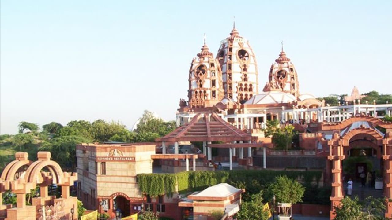 Janmashtami 2022: दिल्ली के इस्कॉन मंदिर में कान्हा को लगा 51 प्रकार के केक का भोग, भक्त भी झूमकर नाचे Janmashtami 2022: दिल्ली के इस्कॉन मंदिर में कान्हा को लगा 51 प्रकार के केक का भोग, भक्त भी झूमकर नाचे