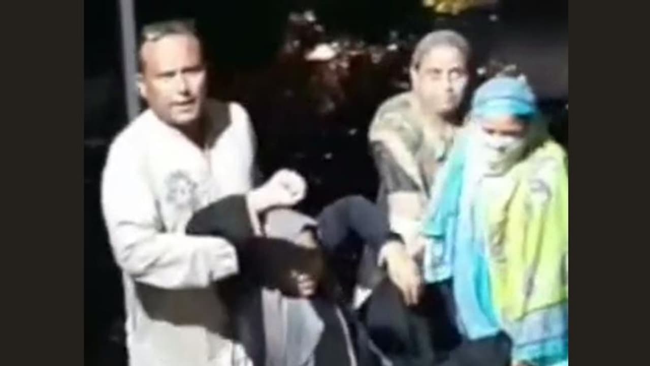 राजस्थान में बीच सड़क पत्नी को बोला तीन तलाक, फिर जान लेने के लिए ऑटो चढ़ाने की कोशिश की, सौतन ने भी दबाया गला राजस्थान में बीच सड़क पत्नी को बोला तीन तलाक, फिर जान लेने के लिए ऑटो चढ़ाने की कोशिश की, सौतन ने भी दबाया गला