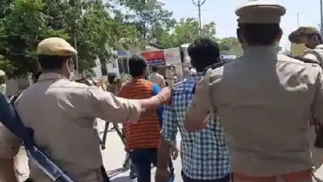 देवरिया में शोहदों के हौसले बुलंद, छेड़खानी से रोकने पर पुलिस का कर दिया ऐसा हाल देवरिया में शोहदों के हौसले बुलंद, छेड़खानी से रोकने पर पुलिस का कर दिया ऐसा हाल