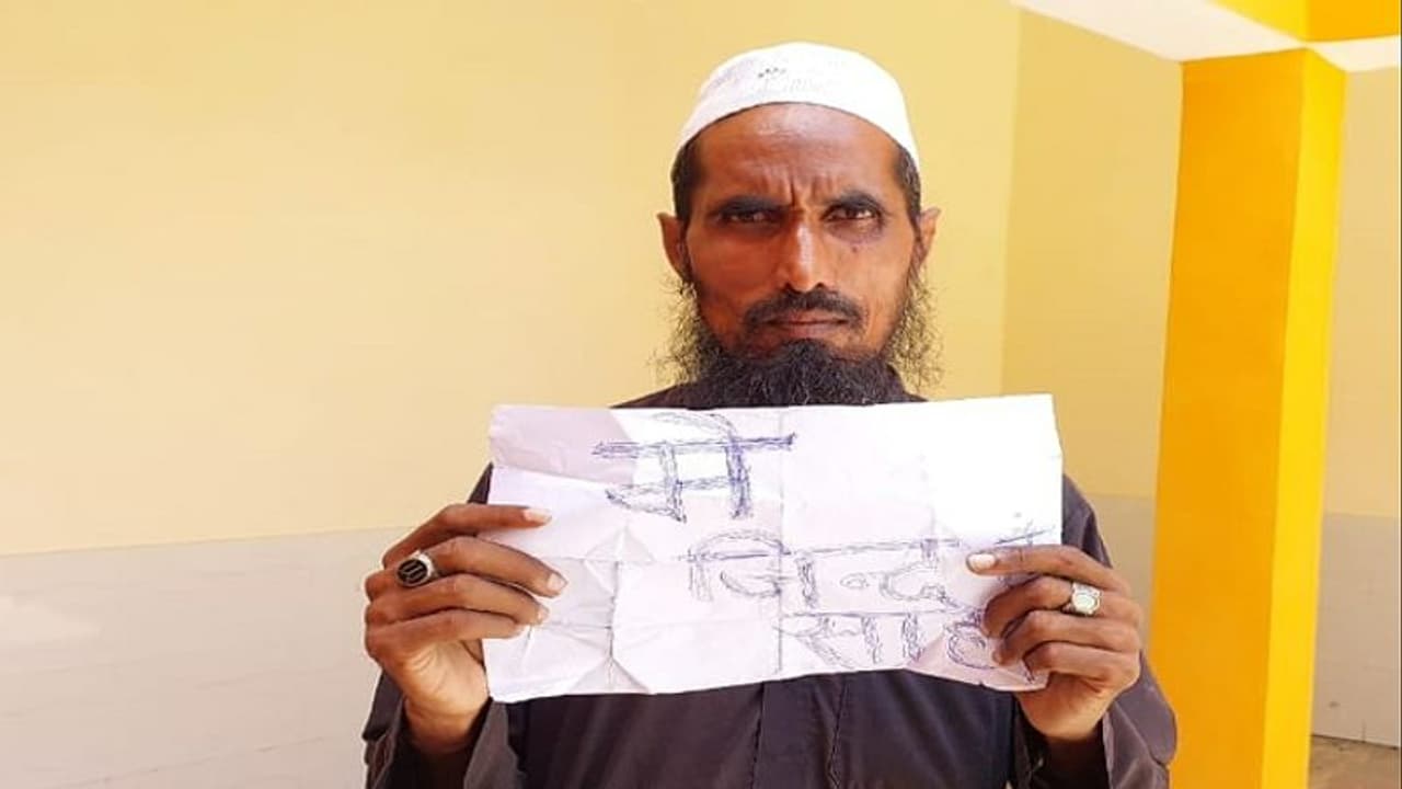 संभल में सरकारी दफ्तरों के चक्कर काट रहा 'मुर्दा' पुलिस ने नहीं लिया सीरियस तो कोर्ट से लगाई गुहार संभल में सरकारी दफ्तरों के चक्कर काट रहा 'मुर्दा' पुलिस ने नहीं लिया सीरियस तो कोर्ट से लगाई गुहार