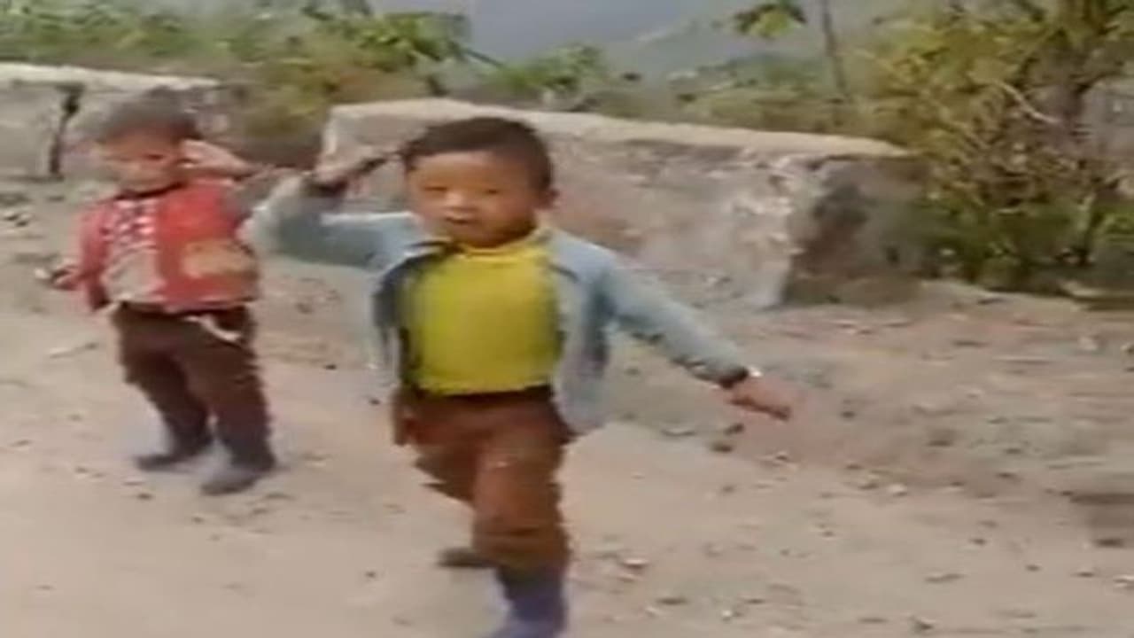 सेना के अफसर ने बच्चों को रास्ते में गाड़ी रोककर दी टॉफी.. बच्चों की 'सलामी' ने लोगों को भावुक कर दिया 