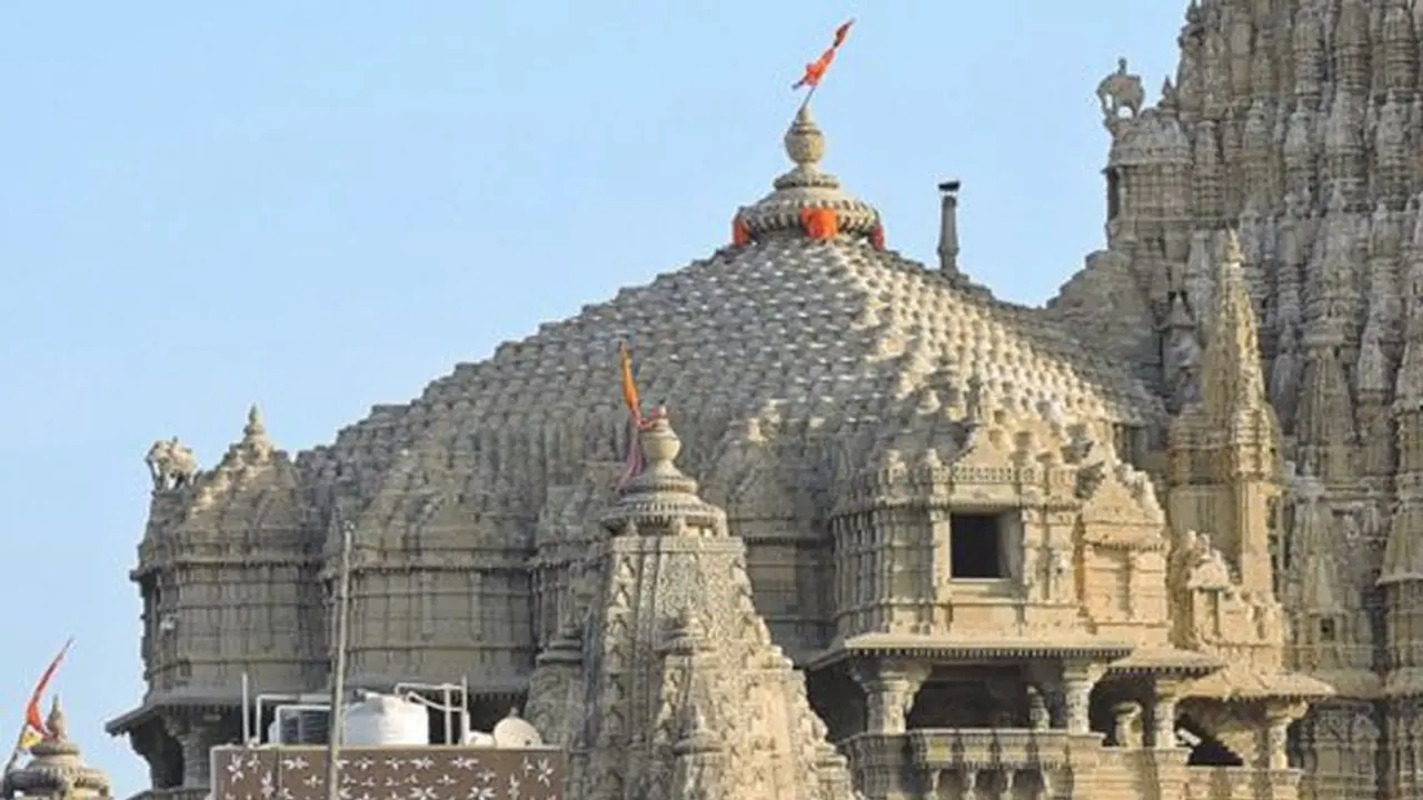 श्रीकृष्ण के 5 फेमस मंदिर: कहीं राजा ने औरंगजेब के आक्रमण से बचाई मूर्ति कहीं 5 बार बदलता है ध्वज