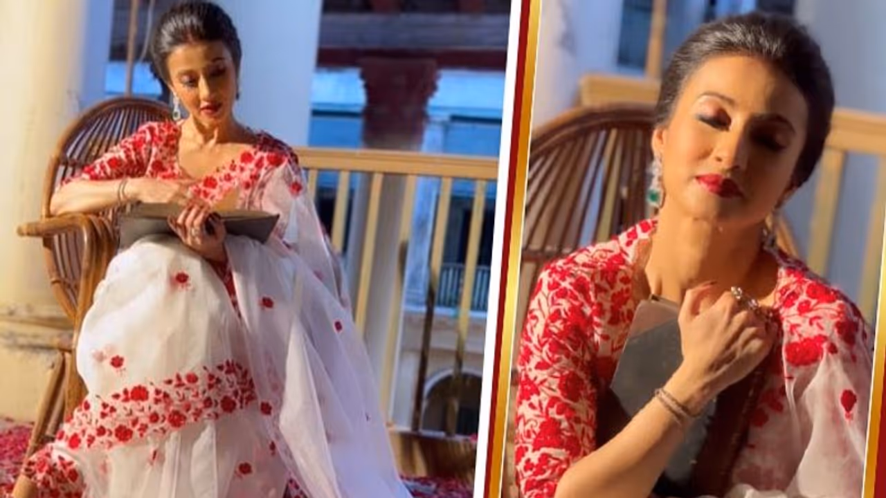 লাল সাদা শাড়িতে 'গর্জিয়াস' মনামী, বঙ্গনারীর চোখের চাহনিতে প্রেমে পড়তে বাধ্য হবেন আপনিও লাল সাদা শাড়িতে 'গর্জিয়াস' মনামী, বঙ্গনারীর চোখের চাহনিতে প্রেমে পড়তে বাধ্য হবেন আপনিও