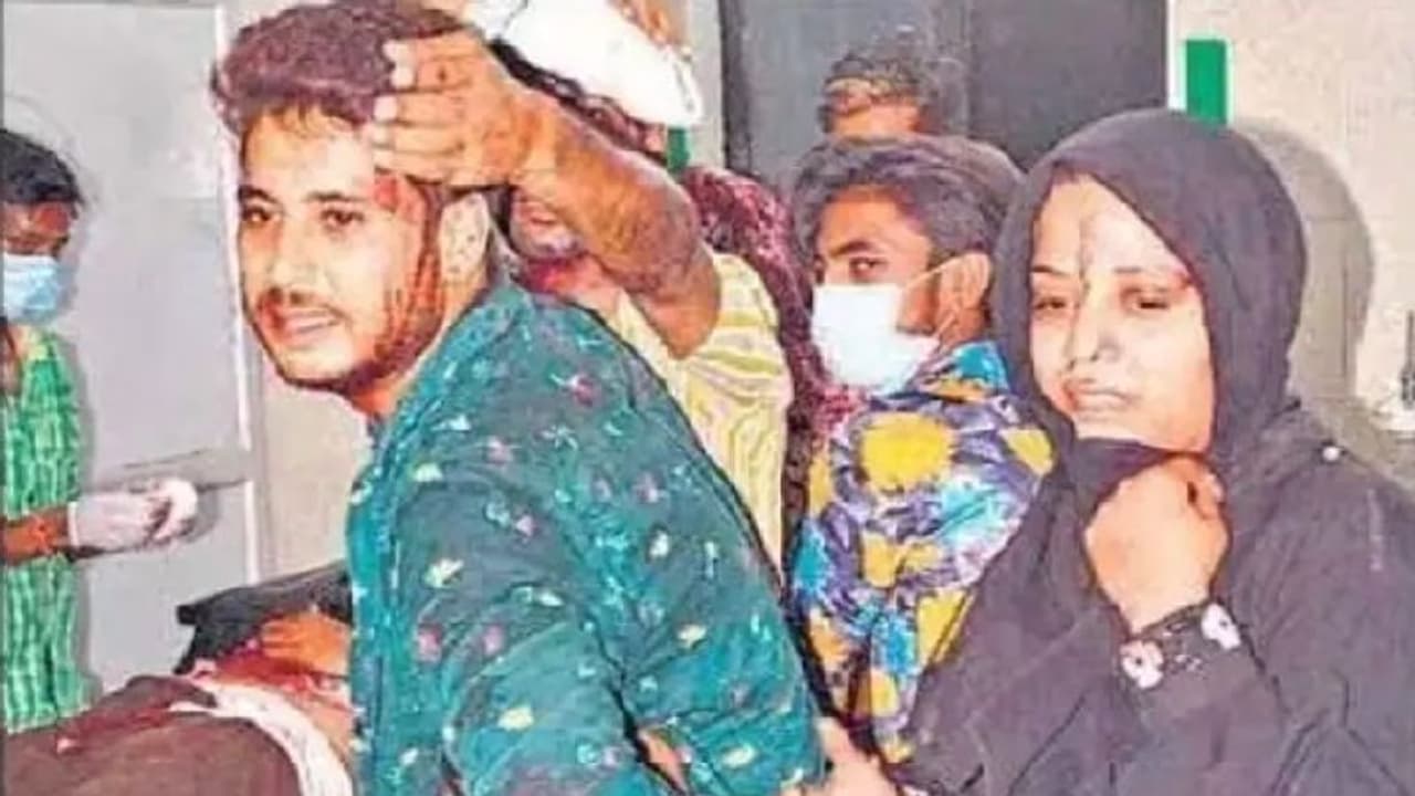 मेरठ में पुलिस की लापरवाही की खुली पोल, दो पक्षों के बीच जमकर चले धारदार हथियार, जानें क्या है पूरा मामला मेरठ में पुलिस की लापरवाही की खुली पोल, दो पक्षों के बीच जमकर चले धारदार हथियार, जानें क्या है पूरा मामला