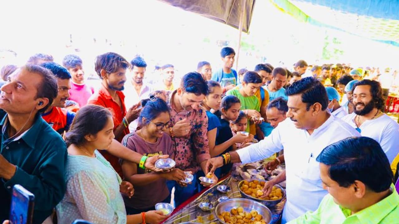 కూతురు మొదటి పుట్టిన రోజు సందర్భంగా 1.01 లక్షల పానీపూరీలను ఫ్రీగా పంచిపెట్టిన వ్యాపారి.. కూతురు మొదటి పుట్టిన రోజు సందర్భంగా 1.01 లక్షల పానీపూరీలను ఫ్రీగా పంచిపెట్టిన వ్యాపారి..