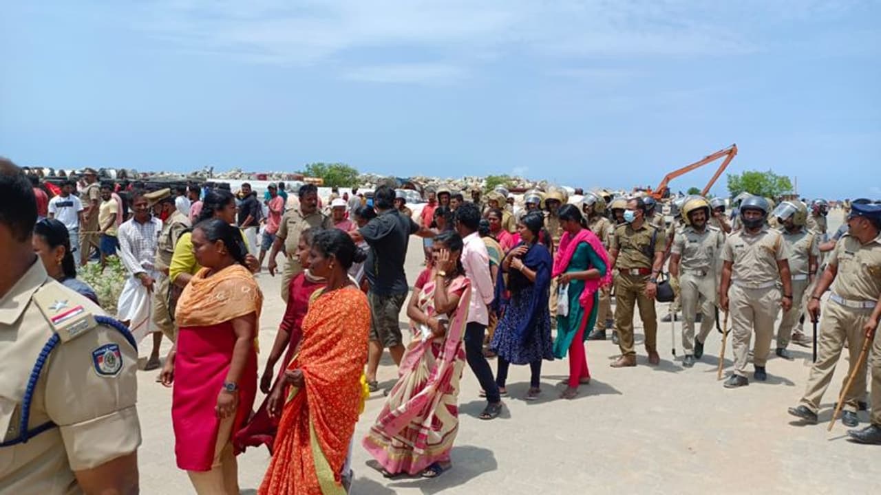 വിഴിഞ്ഞത്തെ മത്സ്യത്തൊഴിലാളികളെ പുനരധിവസിപ്പിക്കാൻ 400 ഫ്ലാറ്റുകൾ: നിര്മ്മാണത്തിന് 81 കോടി അനുവദിച്ചു വിഴിഞ്ഞത്തെ മത്സ്യത്തൊഴിലാളികളെ പുനരധിവസിപ്പിക്കാൻ 400 ഫ്ലാറ്റുകൾ: നിര്മ്മാണത്തിന് 81 കോടി അനുവദിച്ചു