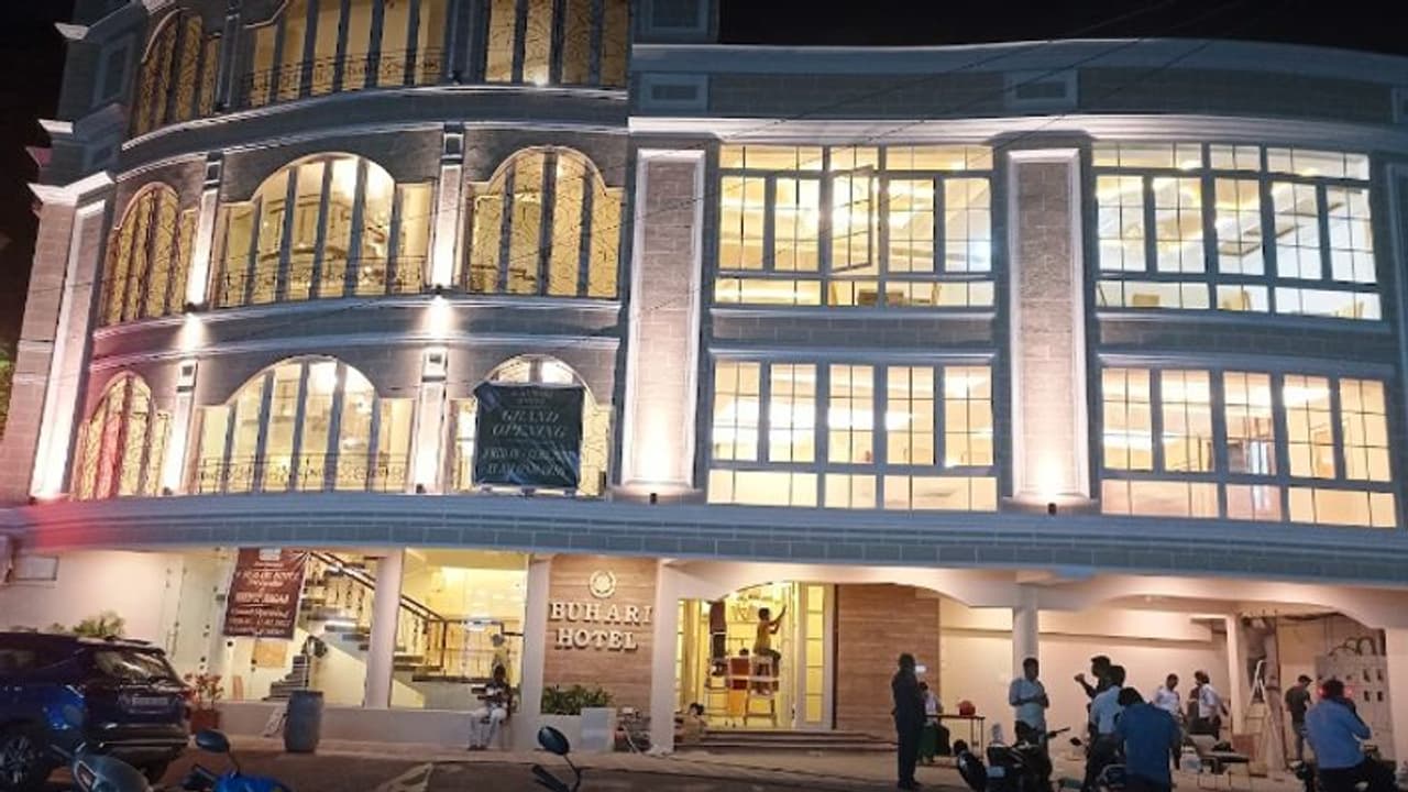 சிக்கன் ப்ரைடு ரைஸில் உடைந்த கண்ணாடி துண்டு.. வசமாக சிக்கிய புகாரி ஹோட்டல்..! சிக்கன் ப்ரைடு ரைஸில் உடைந்த கண்ணாடி துண்டு.. வசமாக சிக்கிய புகாரி ஹோட்டல்..!