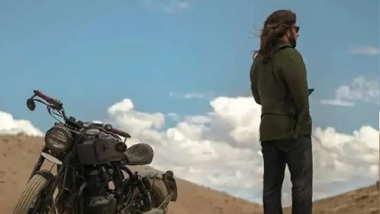 কাঁধ অবধি খোলা চুল, নতুন লুকে তাক লাগালেন সলমন, প্রকাশ্যে ভাইজানের প্রথম লুক কাঁধ অবধি খোলা চুল, নতুন লুকে তাক লাগালেন সলমন, প্রকাশ্যে ভাইজানের প্রথম লুক