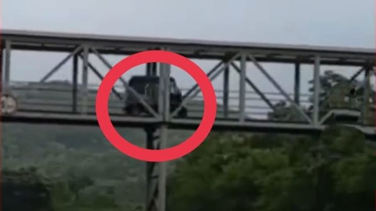 यह फिल्मी स्टंट नहीं रियल सीन है.. यूटर्न के लिए ऑटो ड्राइवर का ऐसा रिस्क वाला शार्ट कट नहीं देखा होगा आपने यह फिल्मी स्टंट नहीं रियल सीन है.. यूटर्न के लिए ऑटो ड्राइवर का ऐसा रिस्क वाला शार्ट कट नहीं देखा होगा आपने