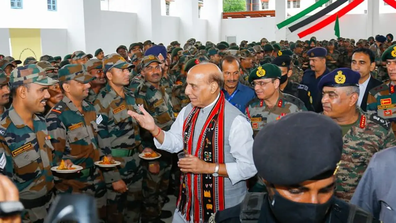 ఇండియన్ ఆర్మీలో చేరాలనుకున్నా.. పరీక్ష కూడా రాశాను. కానీ... రక్షణ మంత్రి రాజ్నాథ్ సింగ్ ఇండియన్ ఆర్మీలో చేరాలనుకున్నా.. పరీక్ష కూడా రాశాను. కానీ... రక్షణ మంత్రి రాజ్నాథ్ సింగ్