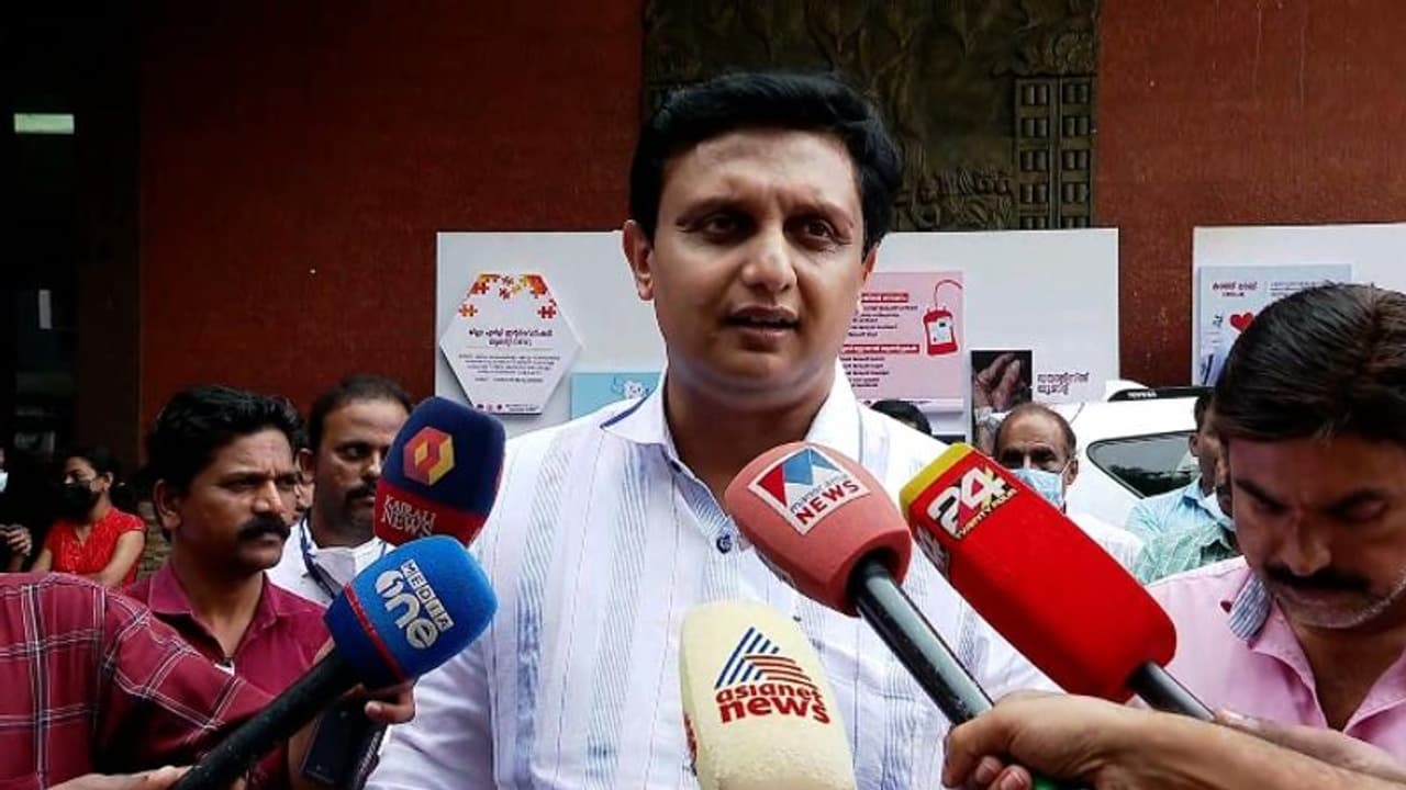 ഗാന്ധി ചിത്രം തകര്‍ത്തവരെ പുറത്താക്കൂ', കോൺഗ്രസിനോട് മന്ത്രി മുഹമ്മദ് റിയാസിന് 