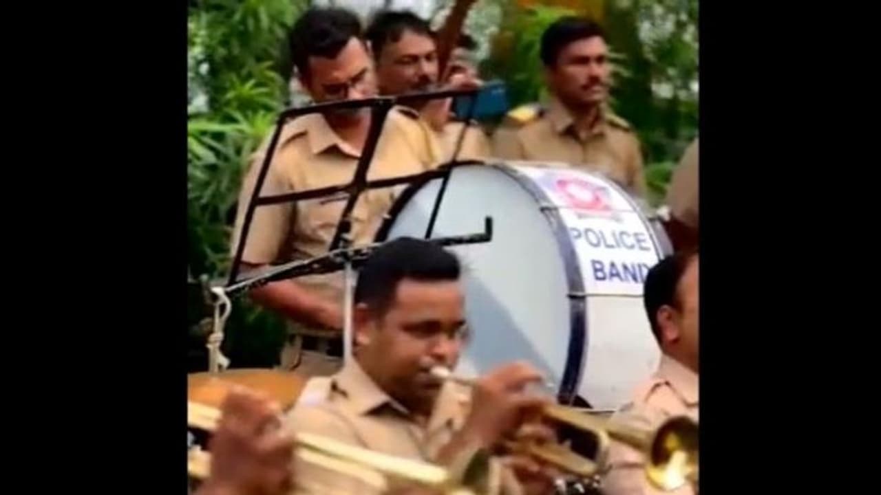 जन्माष्टमी पर मुंबई पुलिस ने मच गया शोर.. गाने पर बजाया अद्भुत बैंड, आपने सुना क्या 