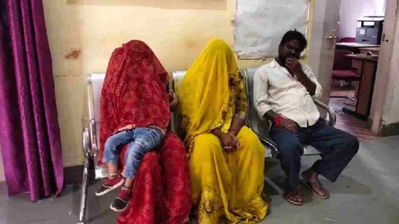 बहू ने जीजा के साथ मिलकर कर दिया कांड: घर का पिछला दरवाजा रखा खुला, ताकि वो अंदर आ सके बहू ने जीजा के साथ मिलकर कर दिया कांड: घर का पिछला दरवाजा रखा खुला, ताकि वो अंदर आ सके