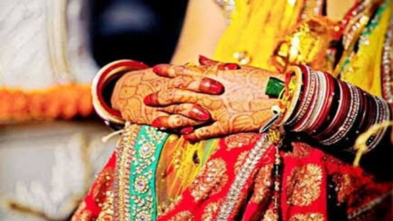 अपनों की मौत पर काट दिया जाता है औरतों का ये अंग, यहां फैली इस कुप्रथा को जान कांप जाएगी रूह अपनों की मौत पर काट दिया जाता है औरतों का ये अंग, यहां फैली इस कुप्रथा को जान कांप जाएगी रूह