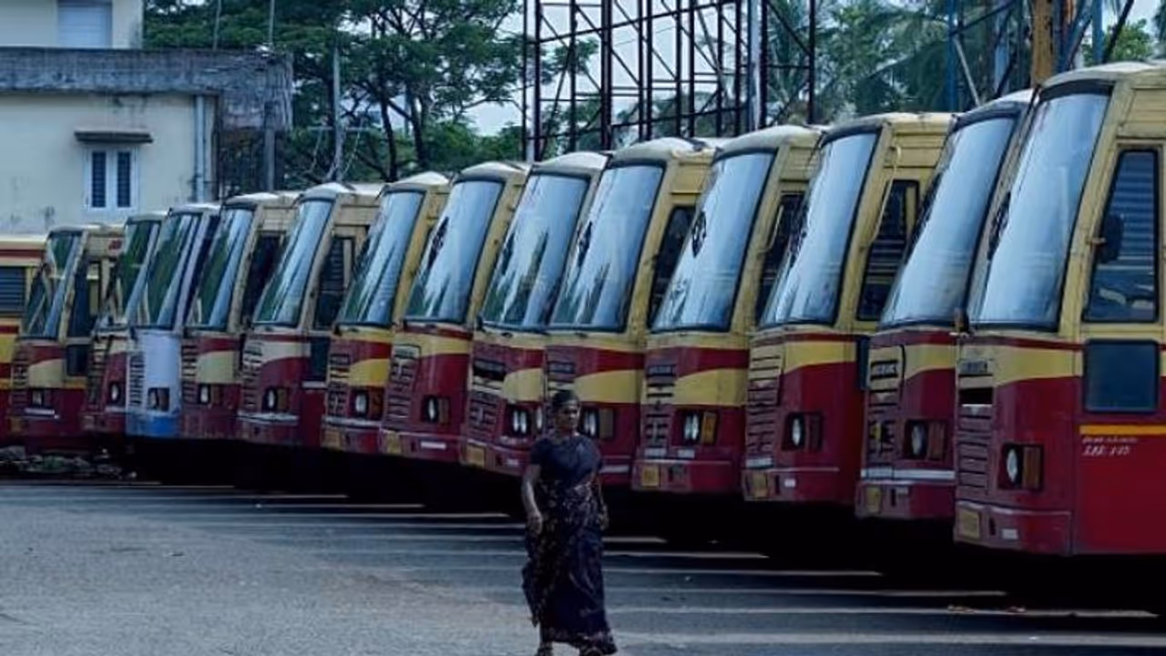 ഹെഡ് ലൈറ്റ് കേടായി, ഇൻഡിക്കേറ്റർ മാത്രമിട്ട് കെഎസ്ആർടിസി ബസിന്റെ യാത്ര ഹെഡ് ലൈറ്റ് കേടായി, ഇൻഡിക്കേറ്റർ മാത്രമിട്ട് കെഎസ്ആർടിസി ബസിന്റെ യാത്ര