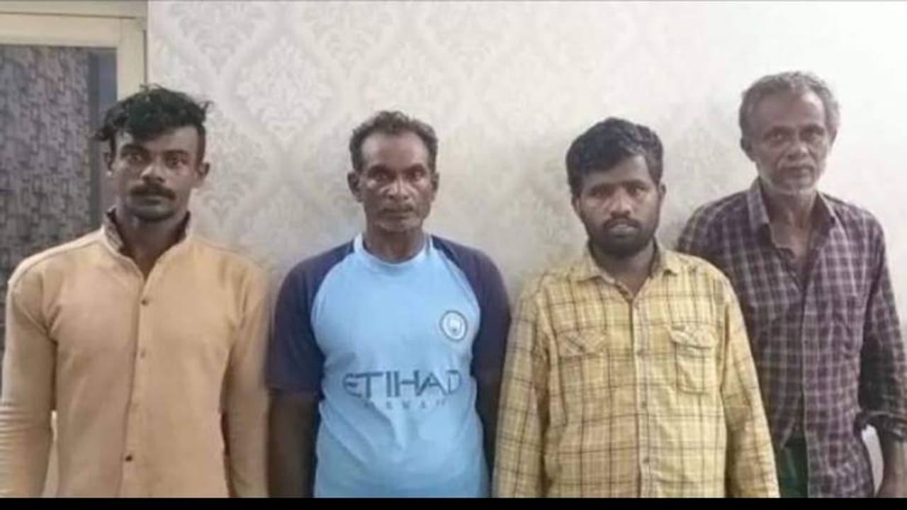 വിദ്യാര്‍ത്ഥിനിയെ കടപ്പുറത്തെ വള്ളപ്പുരയിലെത്തിച്ച് അയല്‍വാസികള്‍ പീഡിപ്പിച്ചു; നാല് പേര്‍ അറസ്റ്റില്‍