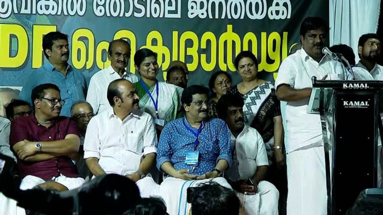 ആവിക്കൽ മാലിന്യ പ്ലാൻ്റ് സമരം ഏറ്റെടുത്ത് യുഡിഎഫ്; പദ്ധതിയിൽ നിന്നും പിന്നോട്ടില്ലെന്ന് കോ‍ര്‍പ്പറേഷൻ 