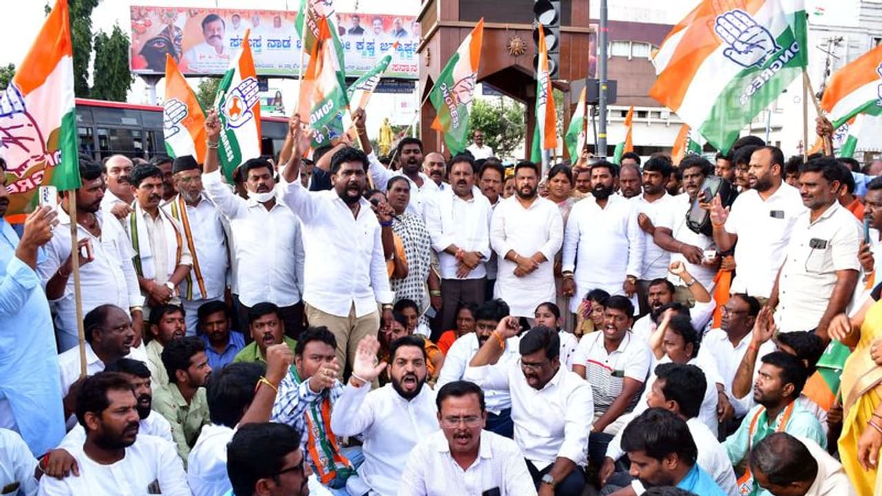 ಸಿದ್ದು ಕಾರಿಗೆ ಮೊಟ್ಟೆ ಎಸೆದಿದ್ದು ಖಂಡಿಸಿ ರಾಜ್ಯಾದ್ಯಂತ ಕಾಂಗ್ರೆಸ್ ಪ್ರತಿಭಟನೆ ಸಿದ್ದು ಕಾರಿಗೆ ಮೊಟ್ಟೆ ಎಸೆದಿದ್ದು ಖಂಡಿಸಿ ರಾಜ್ಯಾದ್ಯಂತ ಕಾಂಗ್ರೆಸ್ ಪ್ರತಿಭಟನೆ
