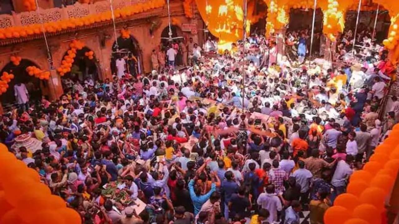 जन्माष्टमी पर मथुरा के प्रसिद्ध बांके बिहार मंदिर में भगदड़, 2 श्रद्धालुओं की कुचलने से मौत, VIPs जिम्मेदार जन्माष्टमी पर मथुरा के प्रसिद्ध बांके बिहार मंदिर में भगदड़, 2 श्रद्धालुओं की कुचलने से मौत, VIPs जिम्मेदार