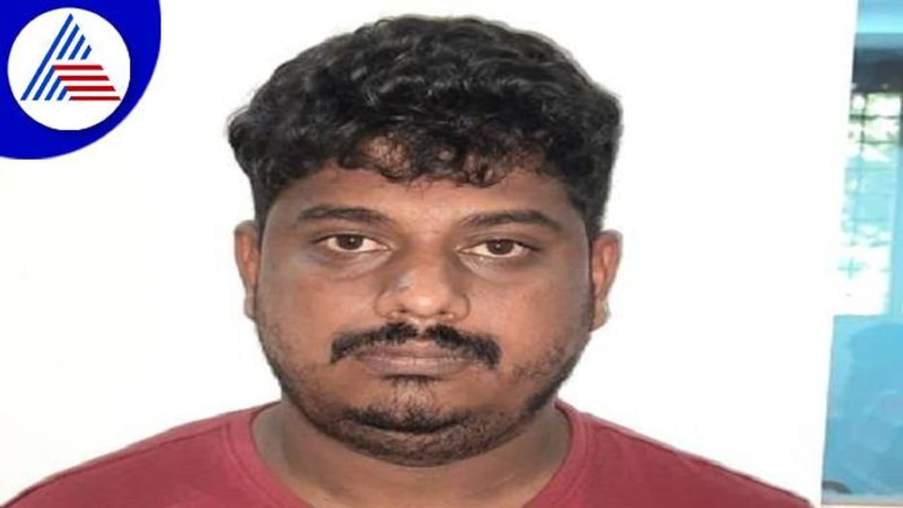 ಸ್ಪೈ ಕ್ಯಾಮರಾ ಬಳಸಿ ಮಹಿಳೆಯರ ವಿಡಿಯೋ ಚಿತ್ರೀಕರಿಸ್ತಿದ್ದ ಕಾಮುಕ ಅರೆಸ್ಟ್ ಸ್ಪೈ ಕ್ಯಾಮರಾ ಬಳಸಿ ಮಹಿಳೆಯರ ವಿಡಿಯೋ ಚಿತ್ರೀಕರಿಸ್ತಿದ್ದ ಕಾಮುಕ ಅರೆಸ್ಟ್