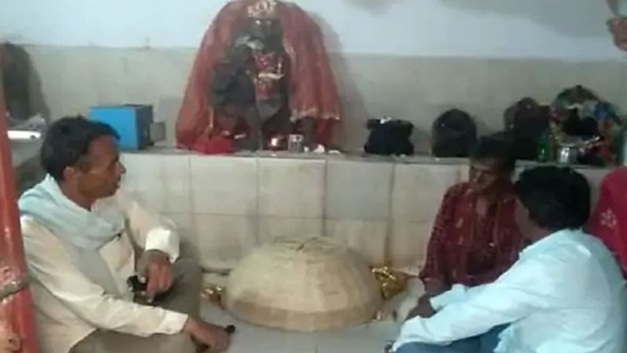 1 महीने पहले हुई बेटे की मौत, सपने में कुलदेवी आई तो क्रब की मिट्टी लेकर मंदिर पहुंची मां, फिर हुआ चमत्कार