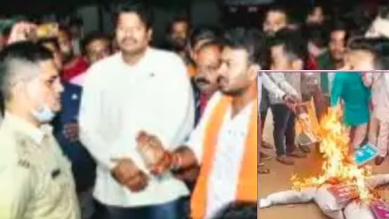 ಸಾವರ್ಕರ್ ಪೋಟೊ ಸುಟ್ಟು ಮೊಟ್ಟೆ ಹೊಡೆದ ಪ್ರಕರಣ; 12 ಜನ ಕಾಂಗ್ರೆಸ್ ಕಾರ್ಯಕರ್ತರ ವಿರುದ್ಧ ಎಫ್ಐಆರ್ ಸಾವರ್ಕರ್ ಪೋಟೊ ಸುಟ್ಟು ಮೊಟ್ಟೆ ಹೊಡೆದ ಪ್ರಕರಣ; 12 ಜನ ಕಾಂಗ್ರೆಸ್ ಕಾರ್ಯಕರ್ತರ ವಿರುದ್ಧ ಎಫ್ಐಆರ್