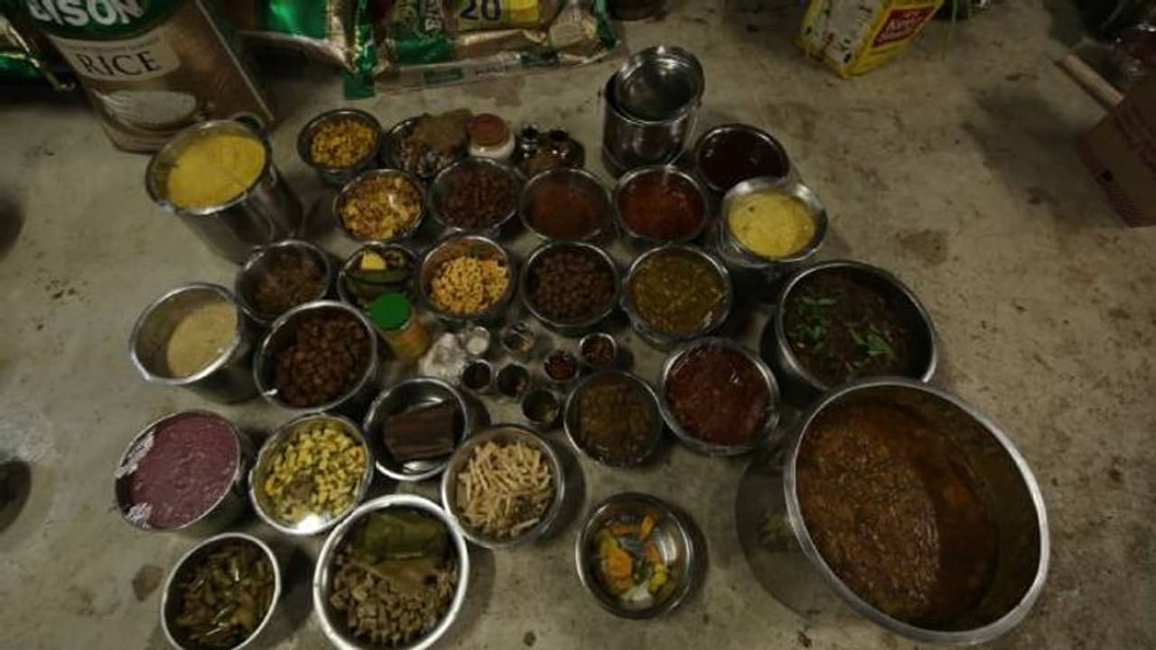 ഏത്തയ്ക്ക ഉപ്പേരി, ചേന ഉപ്പേരി, ചേമ്പുപ്പേരി, നാലുകൂട്ടം പായസം, 64വിഭവങ്ങൾ, വേറെവിടെയുണ്ട് ഇതുപോലൊരു സദ്യ ഏത്തയ്ക്ക ഉപ്പേരി, ചേന ഉപ്പേരി, ചേമ്പുപ്പേരി, നാലുകൂട്ടം പായസം, 64വിഭവങ്ങൾ, വേറെവിടെയുണ്ട് ഇതുപോലൊരു സദ്യ