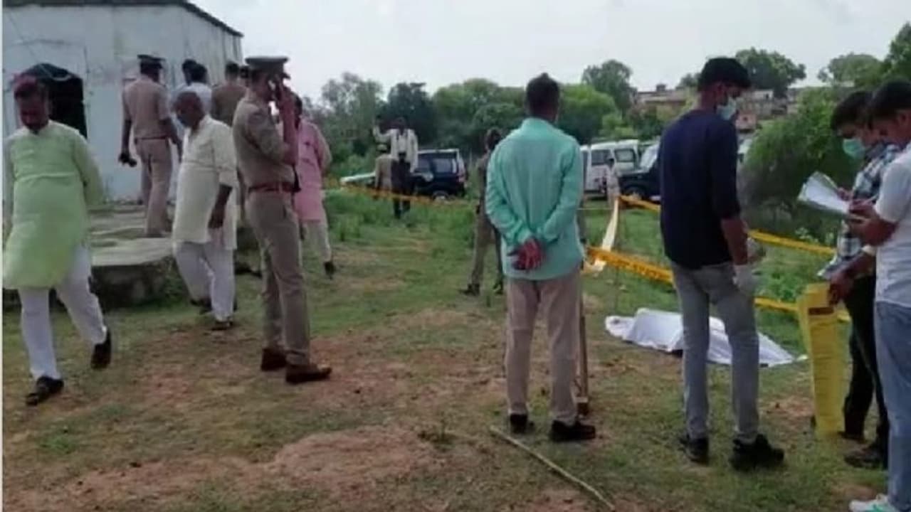 झांसी: मंदिर पूजा करने जा रही युवती को जिंदा जलाया, ग्रामीणों ने बताई मौत की असल वजह झांसी: मंदिर पूजा करने जा रही युवती को जिंदा जलाया, ग्रामीणों ने बताई मौत की असल वजह