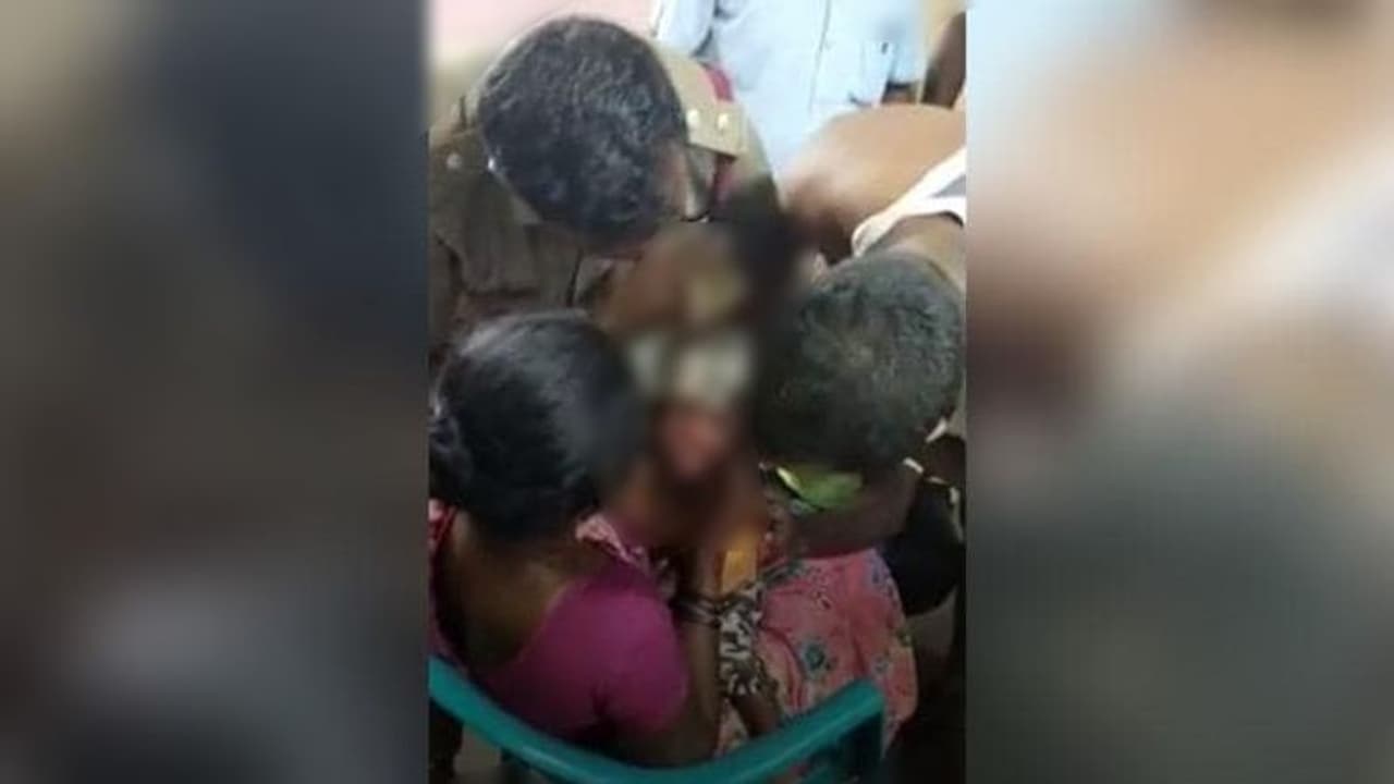 ഒന്നര വയസുകാരന്റെ തല പാത്രത്തില് കുടുങ്ങി; വേദനയുടെ നിമിഷങ്ങള്, കരഞ്ഞ് തളര്ന്ന് കുഞ്ഞ്, ഒടുവില് രക്ഷ ഒന്നര വയസുകാരന്റെ തല പാത്രത്തില് കുടുങ്ങി; വേദനയുടെ നിമിഷങ്ങള്, കരഞ്ഞ് തളര്ന്ന് കുഞ്ഞ്, ഒടുവില് രക്ഷ