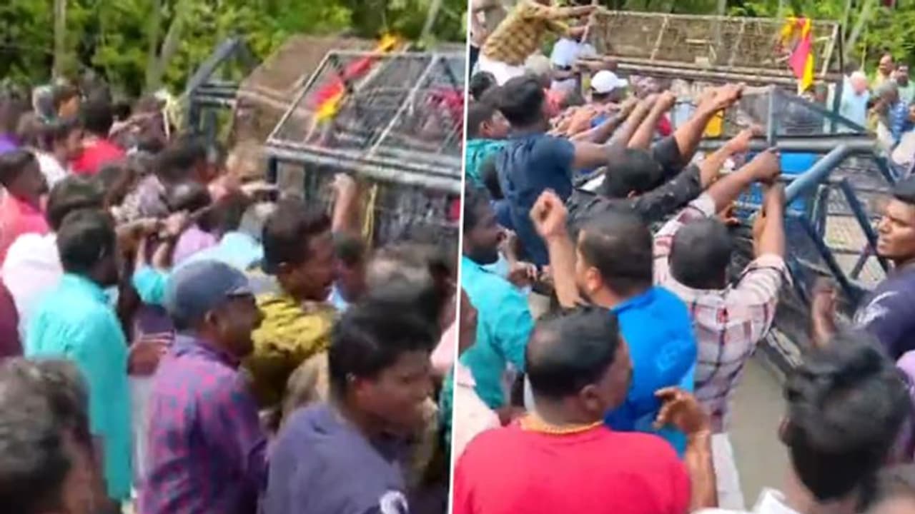 கேளராவில் அதானி நிறுவன துறைமுக திட்டத்துக்கு எதிர்ப்பு.. மீனவர்கள் தடுப்புகளை உடைத்து எறிந்ததால் பரபரப்பு.! கேளராவில் அதானி நிறுவன துறைமுக திட்டத்துக்கு எதிர்ப்பு.. மீனவர்கள் தடுப்புகளை உடைத்து எறிந்ததால் பரபரப்பு.!