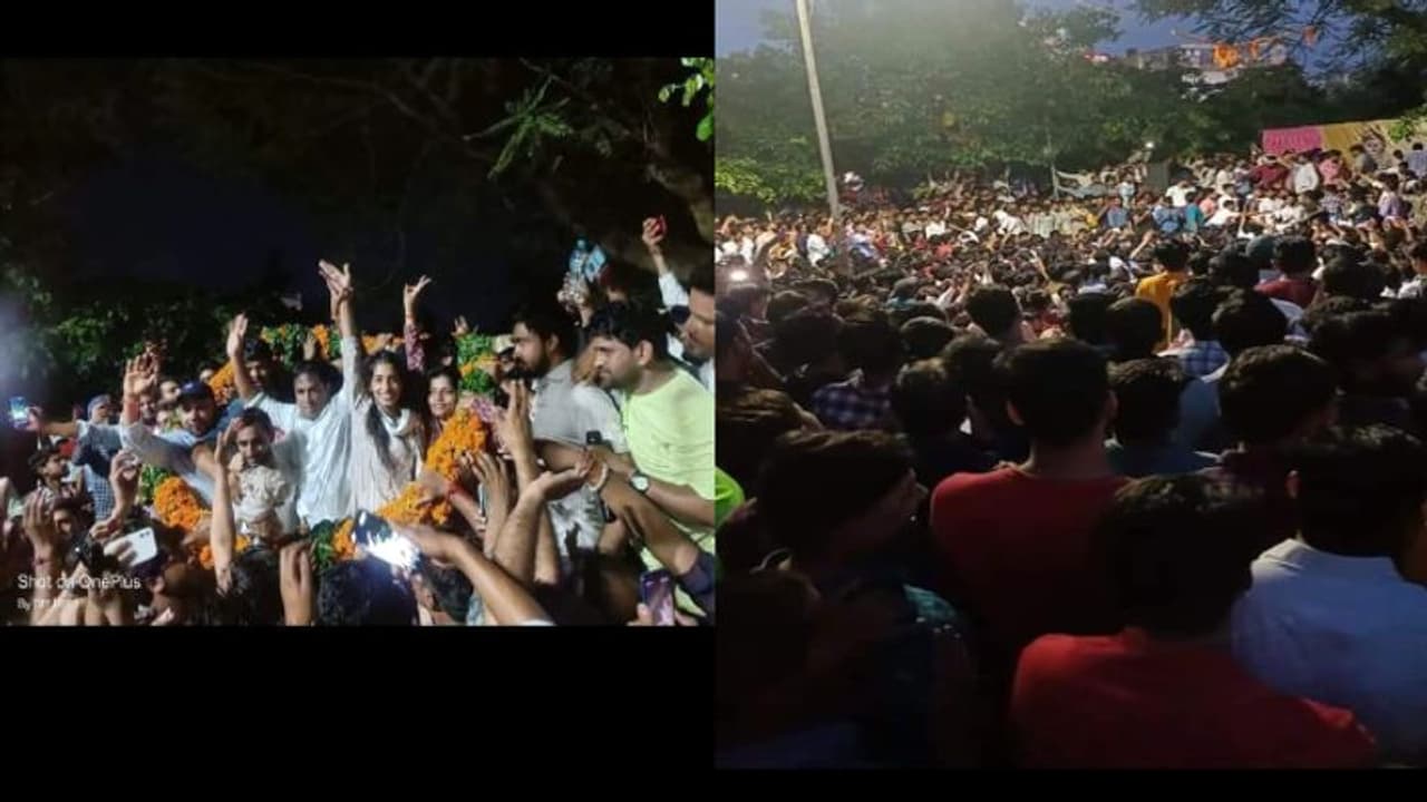 जयपुर में मंत्री की जिस बेटी का टिकट काटा, जन्माष्टमी में ले आई इतनी भीड़, यह देख NSUI वालों के भी पसीने छूटे जयपुर में मंत्री की जिस बेटी का टिकट काटा, जन्माष्टमी में ले आई इतनी भीड़, यह देख NSUI वालों के भी पसीने छूटे