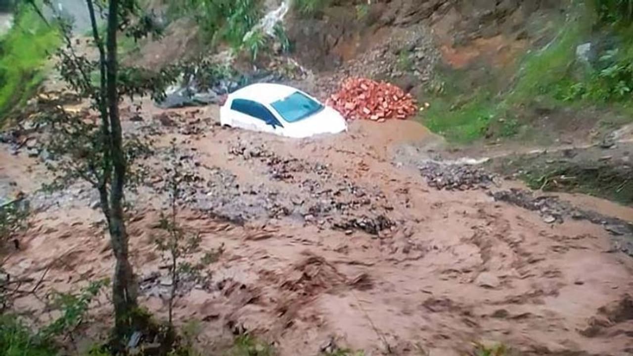 हिमाचल में भारी बारिश ने मचाई तबाही, बाढ़ और लैंडस्लाइड्स आदि में 22 लोगों की मौत, खतरा अभी टला नहीं