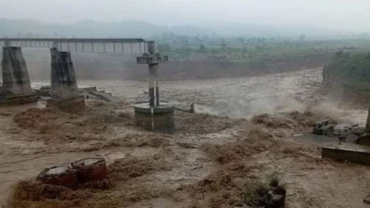 वीडियो में देखिए चंद सेकेंड में कैसे टूटकर गिरी रेलवे का ऐतिहासिक पुल, पंजाब हिमाचल रेल लाइन ठप वीडियो में देखिए चंद सेकेंड में कैसे टूटकर गिरी रेलवे का ऐतिहासिक पुल, पंजाब हिमाचल रेल लाइन ठप
