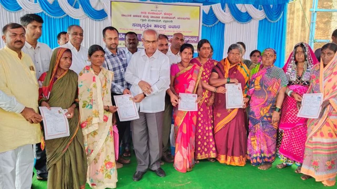 ಗುಡಿಸಲುಮುಕ್ತ ರಾಜ್ಯ ಮಾಡಲು ಸರ್ಕಾರ ಬದ್ಧ: ಸಚಿವ ಹಾಲಪ್ಪ ಆಚಾರ ಗುಡಿಸಲುಮುಕ್ತ ರಾಜ್ಯ ಮಾಡಲು ಸರ್ಕಾರ ಬದ್ಧ: ಸಚಿವ ಹಾಲಪ್ಪ ಆಚಾರ