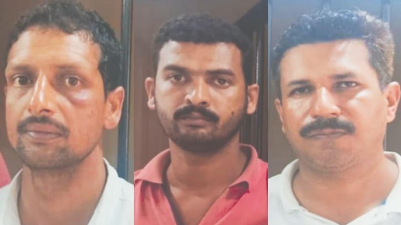 പിൻസീറ്റിനടിയിലും ബാക്ക് ബമ്പറിലും പ്രത്യേക അറകൾ, കുറ്റിപ്പുറത്ത് റിറ്റ്സ് കാറിൽ പിടിച്ചത് 21.5 കിലോ കഞ്ചാവ് പിൻസീറ്റിനടിയിലും ബാക്ക് ബമ്പറിലും പ്രത്യേക അറകൾ, കുറ്റിപ്പുറത്ത് റിറ്റ്സ് കാറിൽ പിടിച്ചത് 21.5 കിലോ കഞ്ചാവ്