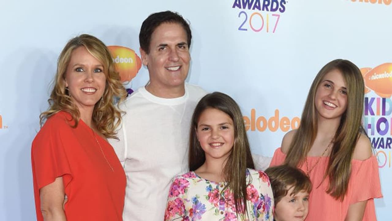 बच्चों में जरा भी अंहकार ना आए, इसलिए घर का हर काम खुद करता है ये अरबपति परिवार बच्चों में जरा भी अंहकार ना आए, इसलिए घर का हर काम खुद करता है ये अरबपति परिवार