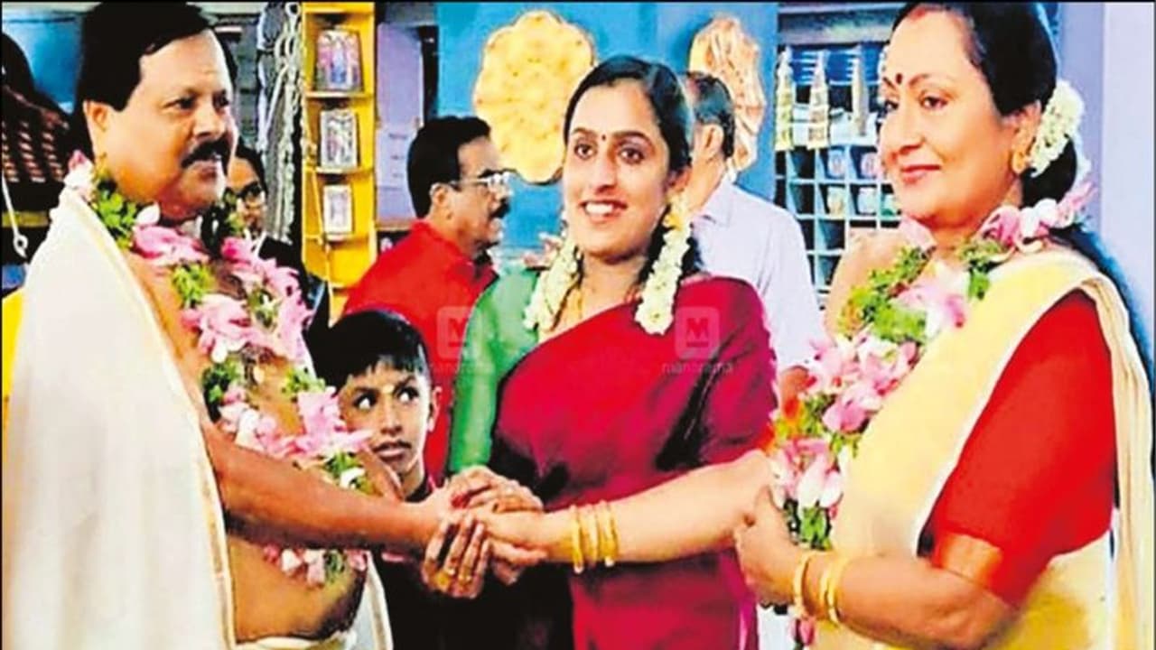 கணவனை இழந்து தனிமையில் வாடிய தாய்... மாப்பிள்ளை பார்த்து 2வது திருமணம் செய்து வைத்த மகள். 